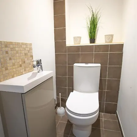 Centre Historique- Free Parking-wifi-campagne Chic- Sleepntripbeziers Apartment