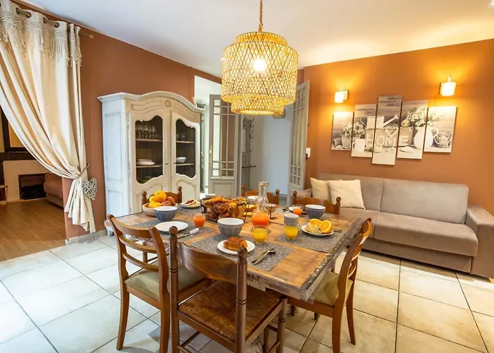 Centre Historique- Free Parking-wifi-campagne Chic- Sleepntripbeziers Μπεζιέ